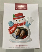 2022 Hallmark Grandkid Hugs Keepsake Photo Holder Ornament *NEW*