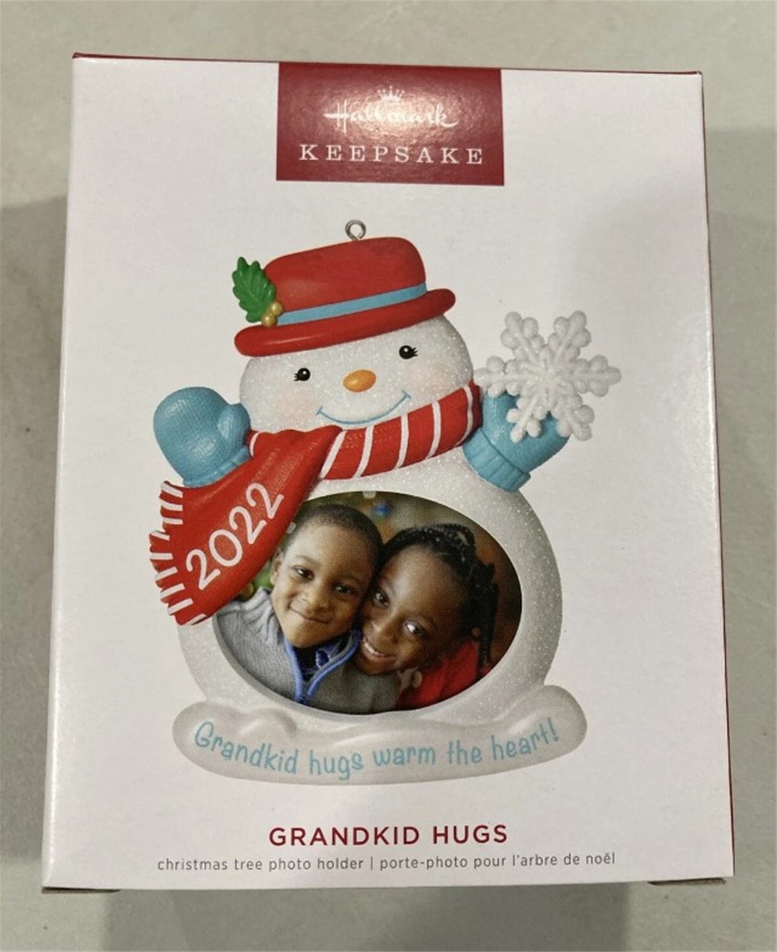 2022 Hallmark Grandkid Hugs Keepsake Photo Holder Ornament *NEW*